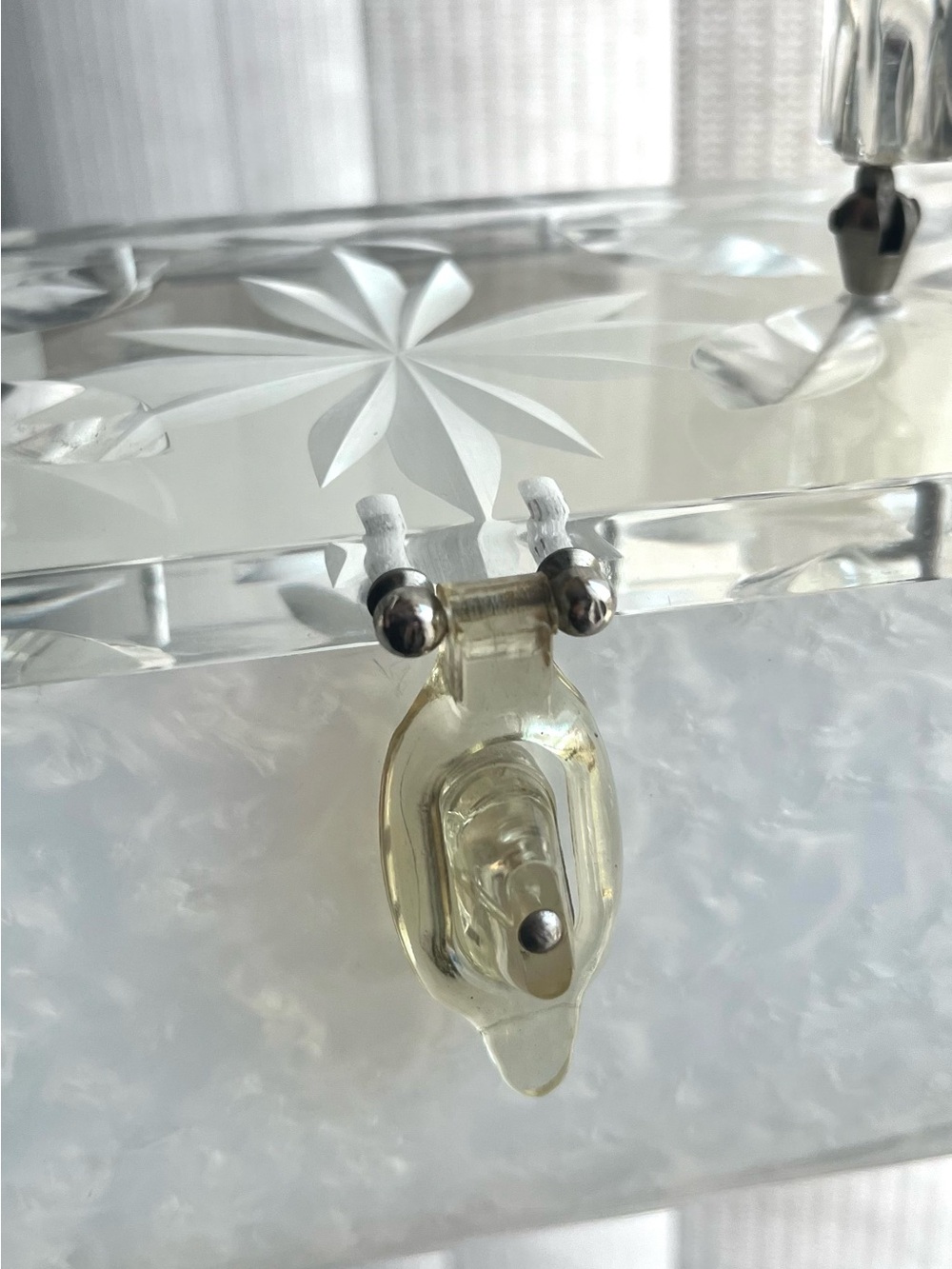 Vintage lucite box purse. Excellent condition. So pretty! - Picture 7 of 9
